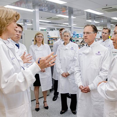 Federal Health Minister Greg Hunt touring UQ's IMB lab 
